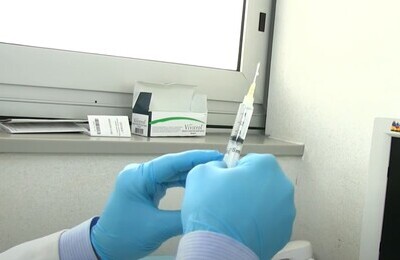 Проведение кодирования Вивитролом в Котельниках Шприц с Вивитролом в руках у врача